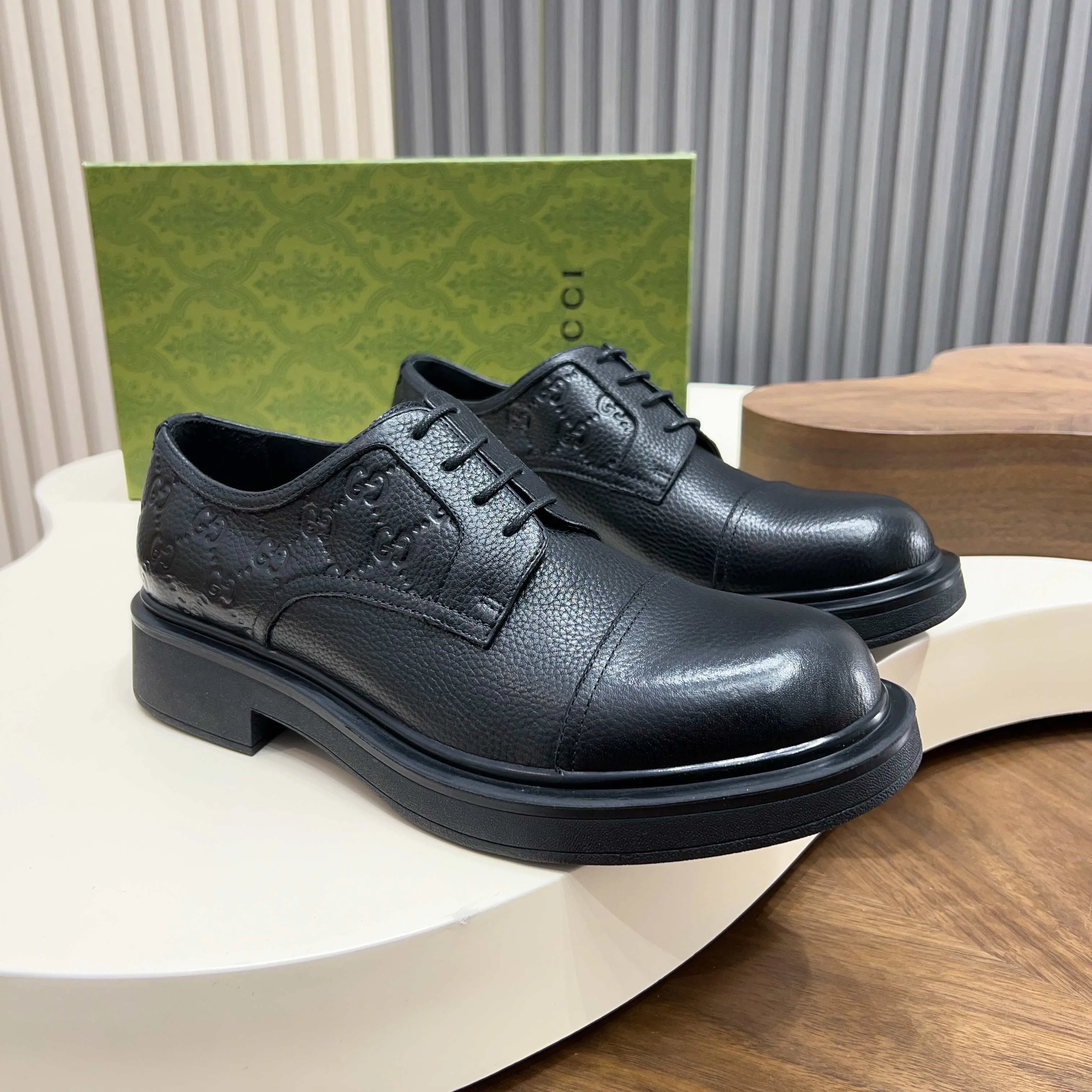 💰780 Gucci/Gucci new men’s lace-up shoes with GG details, matte cow leather derby shoes! The design of this men's lace-up shoe is rooted in the brand's heritage. Crafted from premium waxed cow leather, it is embellished with GG printed embossed suede leather details, a nod to Gucci's iconic monogram. The rubber sole decorated with GG pattern adds a touch of modern fashion to this design. Typical three-joint style design. European and American classic version, full calfskin lining. The overall upper texture is soft and the lining is comfortable and breathable. 2CM thickened soft rubber sole, easy to control. Versatile and stylish upper foot, multiple colors available to meet different matching needs, complete package! Size: 39-40-41-42-43-44 leather shoe size (38.45.46 can be customized)